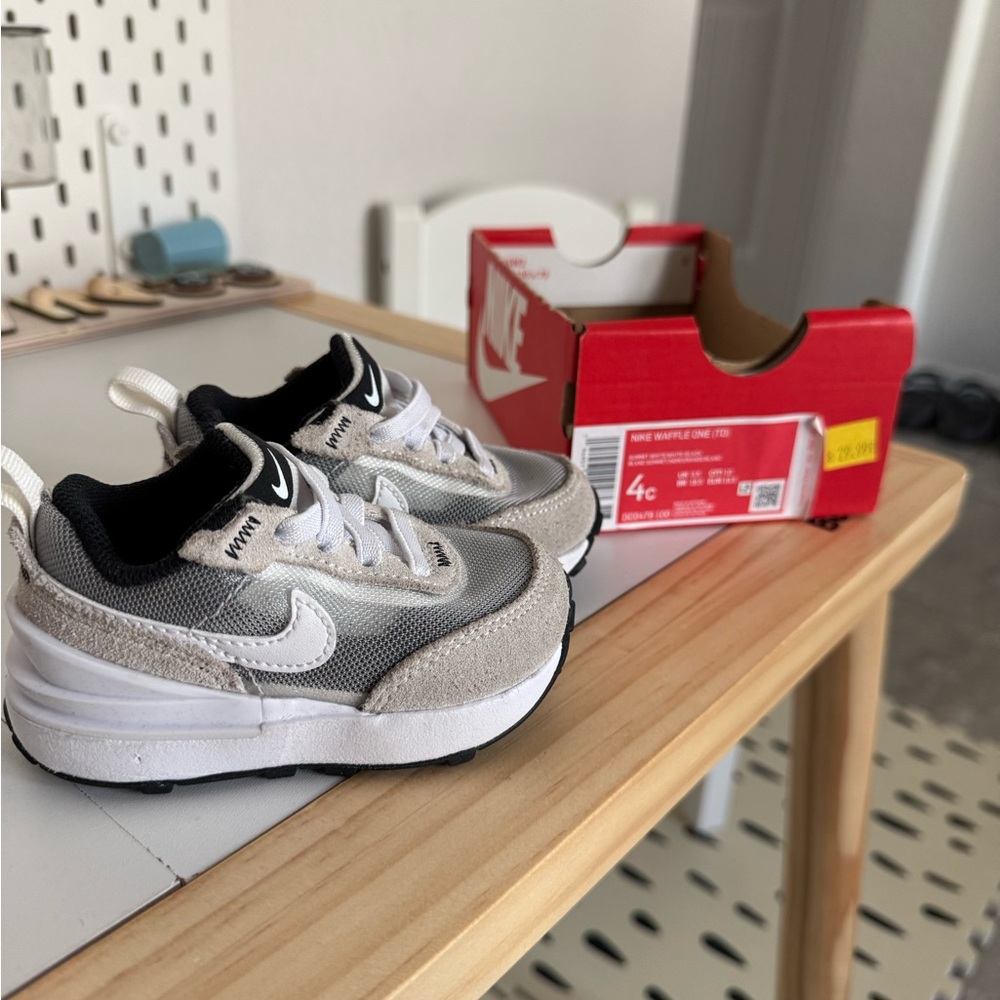 Nike Kids' Gray and Black Sneakers 4C